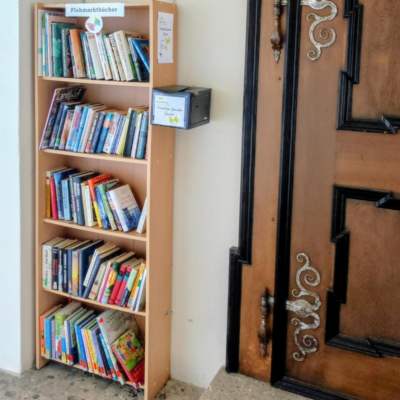 Flohmarkt mit Büchern vor der Bücherei